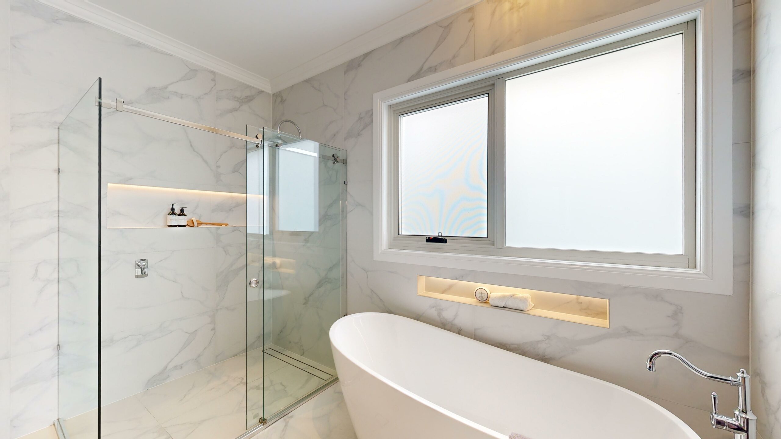 beautiful white bathroom